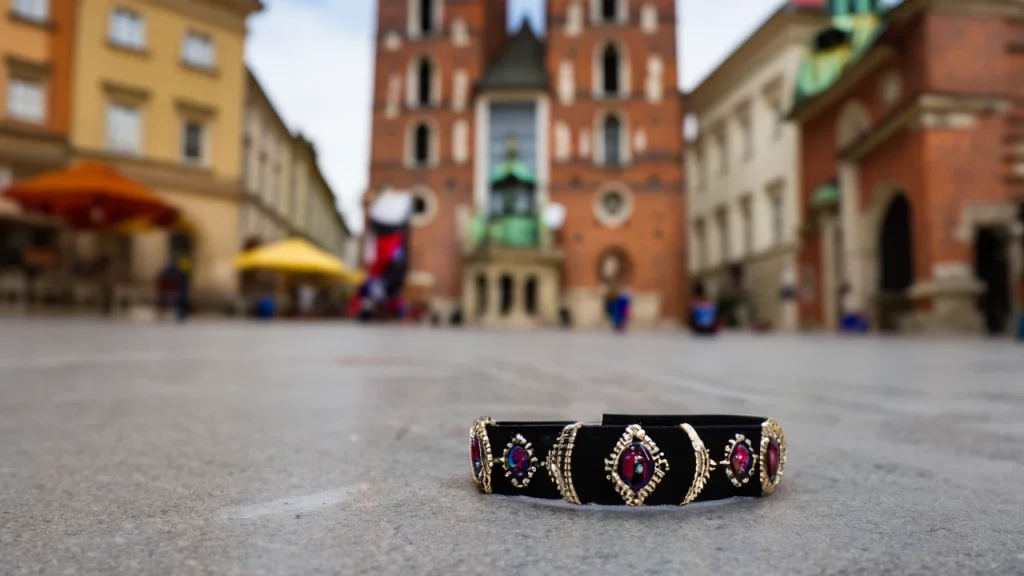 Un braccialetto portafortuna in piazza a cracovia - immagine creata con l'IA