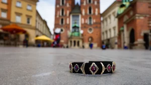 Un braccialetto portafortuna in piazza a cracovia - immagine creata con l'IA