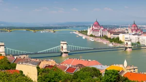 Il Gulasch non si cucina da solo - immagine di Budapest creata con l'IA