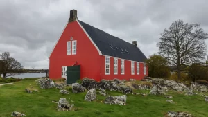 Cosa sei disposto a fare danimarca - casa rossa in campagna . immagine creata con l'IA.