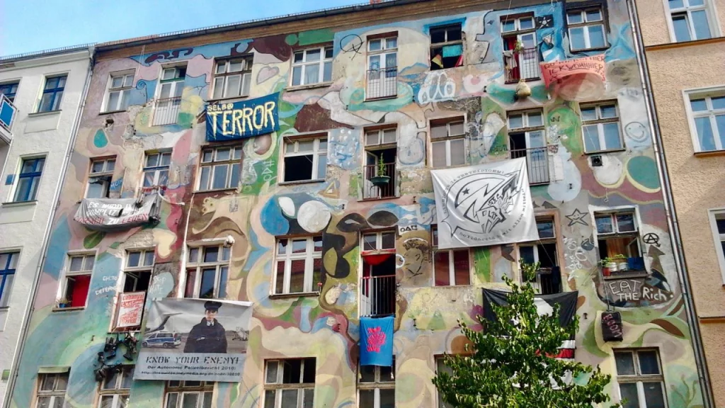 Hallo Berlin! Lo show radiofonico in diretta da Berlin. Foto palazzo occupato Friedrichshain-Kreuzberg fatta da Giuseppe Govinda
