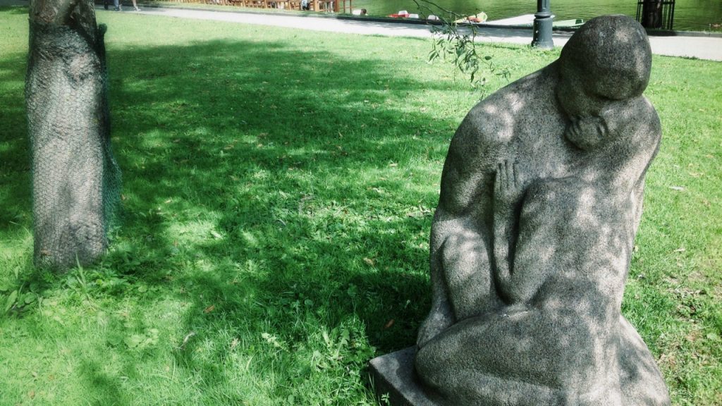 statue che si abbracciano in un parco di riga