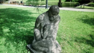 Uomo statua riga - statua di due amanti in un parco - Immagine ampliata con IA - Foto di Giuseppe Govinda.