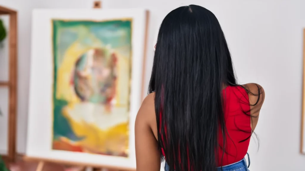 Niente è come sembra - Invasioni Digitali 2014 - immagine di una donna di spalle che ammira un quadro generata con IA