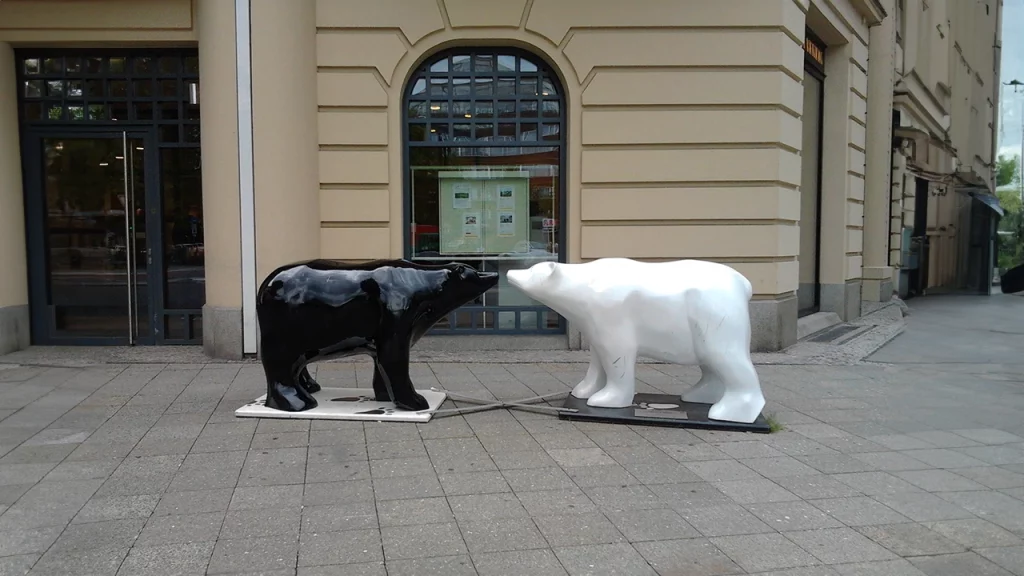 Orsi che si baciano - simboli della distruzione e della ricostruzione. Berlino. Foto di Giuseppe Govinda.