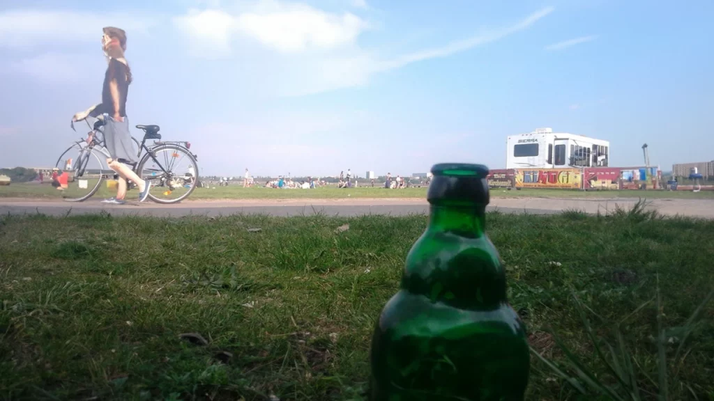 Tempelhof aeroporto berlino immagine ampliata con IA