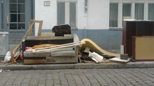 Verso Gropiusstadt rifiuti a neukölln - Foto di Giuseppe Govinda.
