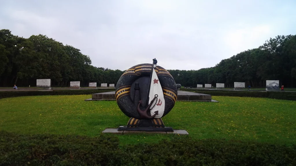 Zombi sovietici - treptower park monumento ampliata con IA