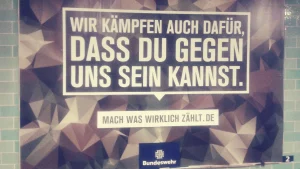 bundeswehr la germania si prepara alla guerra - cartellone pubblicitario ubahn berlino