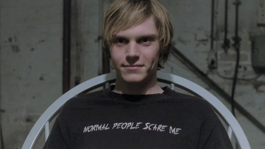 Tate Langdon in una scena di american horror story stagione 1