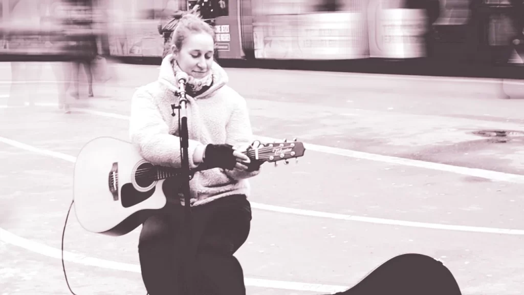 Elen playing in the streets of Berlin. Photo by Giuseppe Govinda.