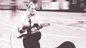Elen playing in the streets of Berlin. Photo by Giuseppe Govinda.