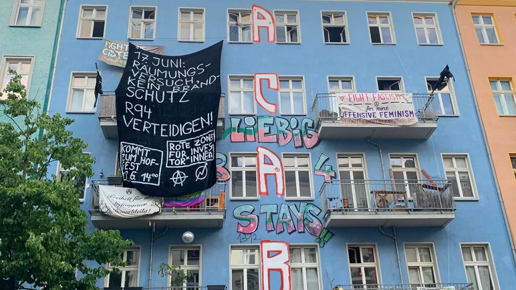 facciata Rigaer 94 a berlino con i graffiti