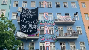 facciata Rigaer 94 a berlino con i graffiti. Foto di Giuseppe Govinda.
