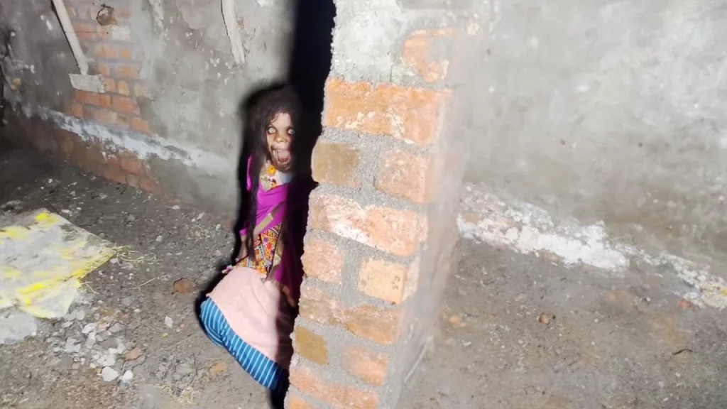 Bambina dall’aspetto mostruoso e sfere di luce - Immagine ampliata con l'IA.