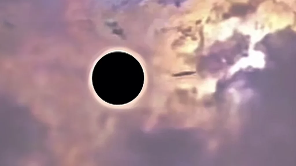 Dischi volanti filmati durante l’eclissi solare - Buco nero e ufo durante eclissi solare. Immagine modificata con l'IA.