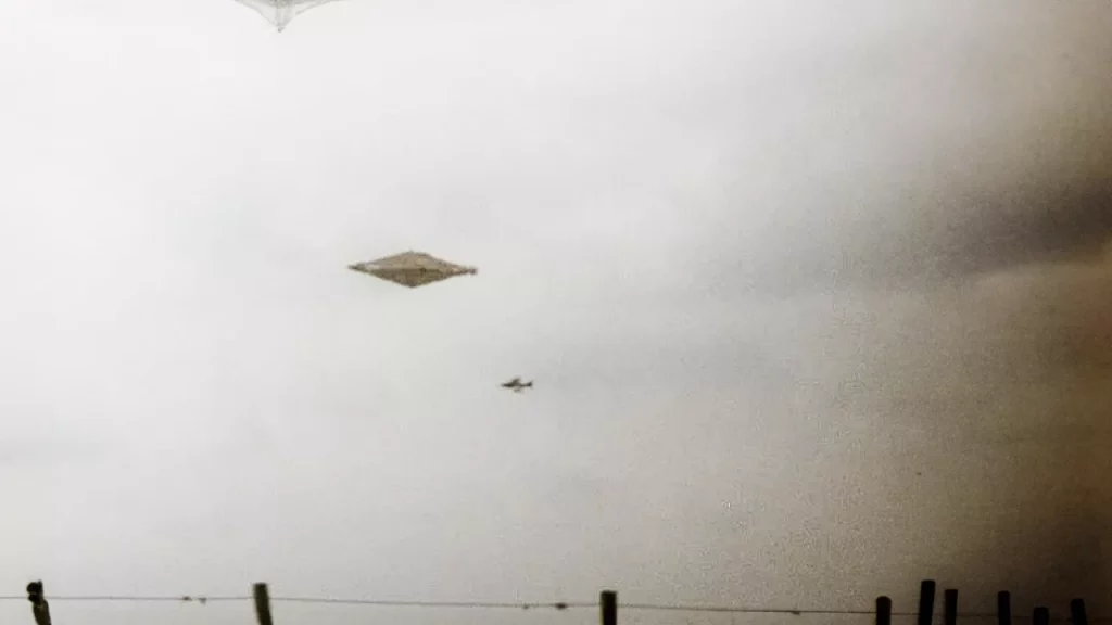 Documenti UFO nascosti dal potere - Foto UFO più bella della storia ampliata con l'IA.