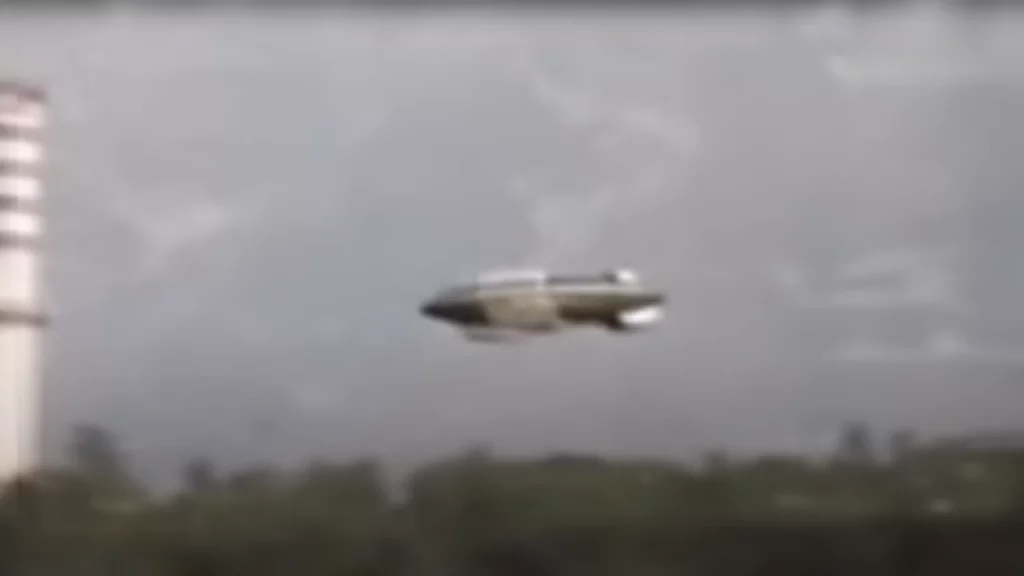 UFO in Italia e ombra attacca una donna - Foto UFO in italia ampliata con l'IA.